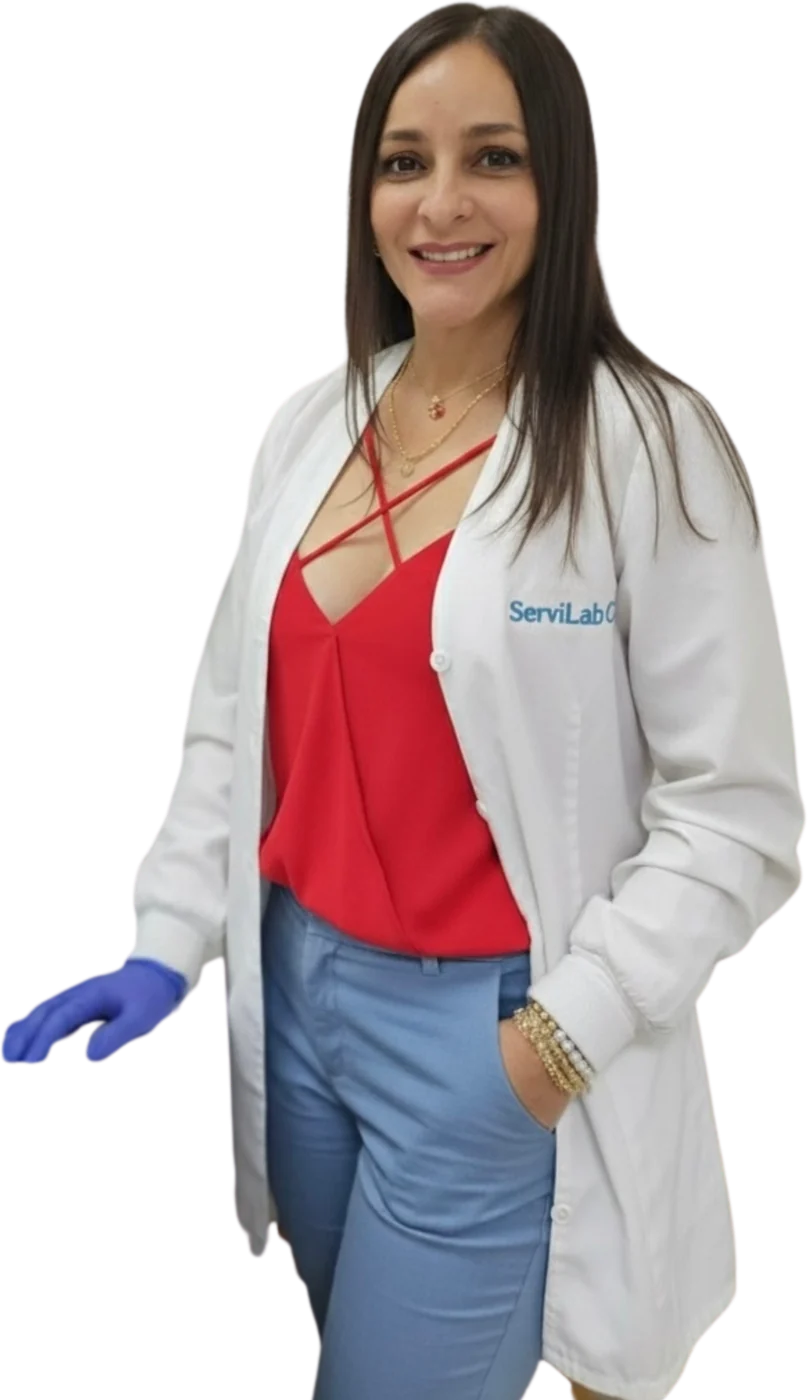 Bioanalista de Servilab con bata del laboratorio